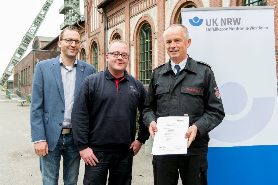 Die Unfallkasse NRW hat die Rettungswachen im Kreis Paderborn prämiert (von links): Christian Nolte (Sicherheitsingenieur Kreis Paderborn), Benedikt Michaelis (Qualitätsmanagement-Beauftragter Kreisfeuerwehrzentrale Paderborn), Theodor Kleemann (Leiter der Kreisfeuerwehrzentrale Paderborn). (Foto: Unfallkasse NRW/Frauke Schumann)